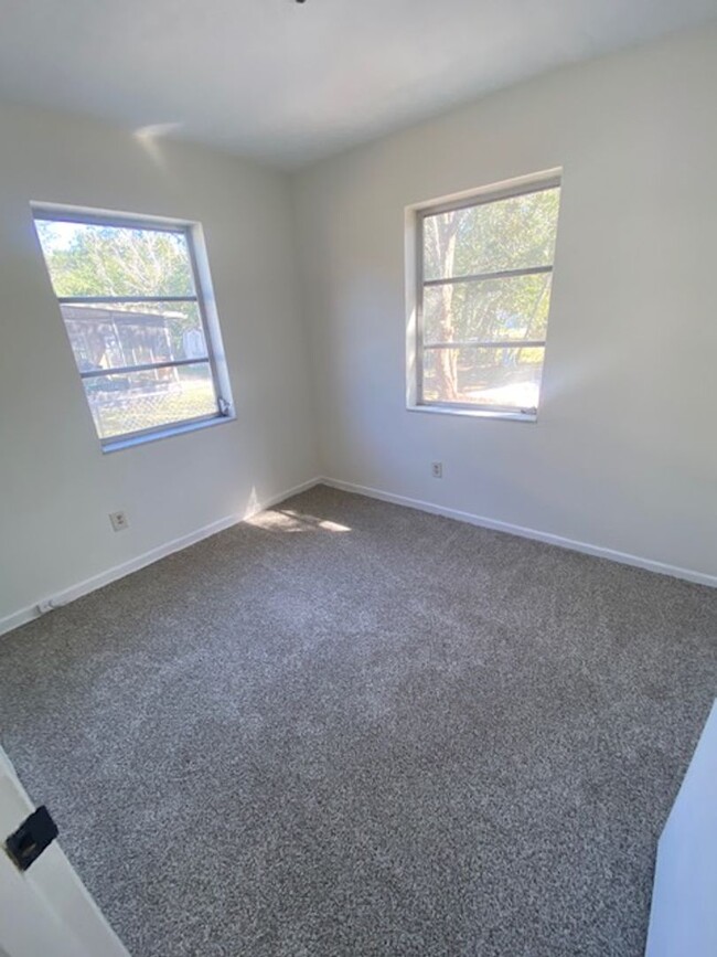 Building Photo - 2 Bed 1 Bath Home Pet Friendly With Large ...