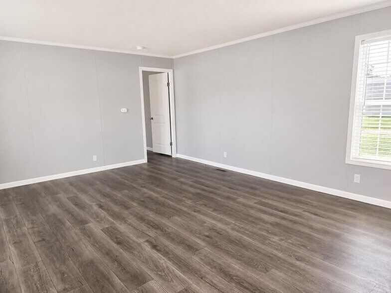 Building Photo - 3659 Pinoak St