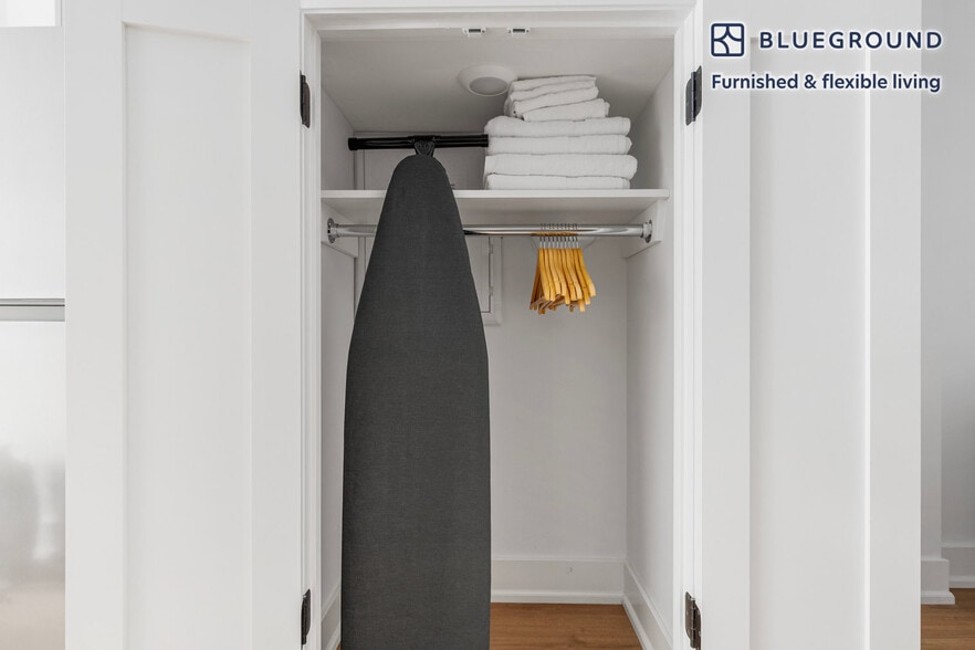 Building Photo - 307 W 39th St