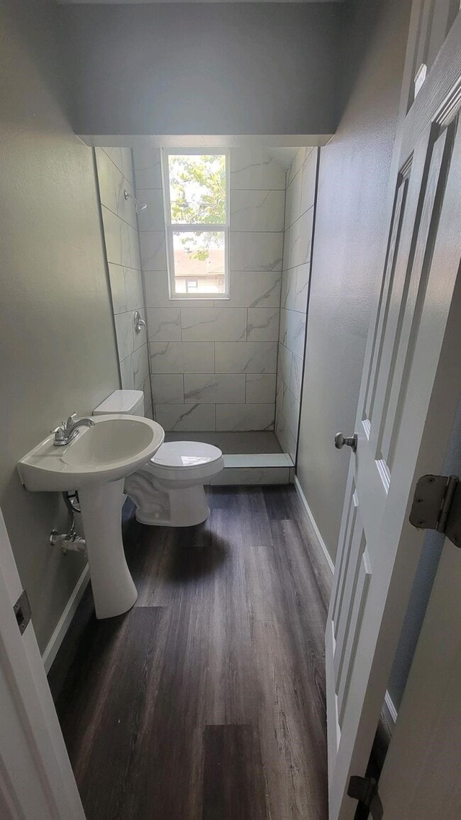 Building Photo - 122 Pineview Dr