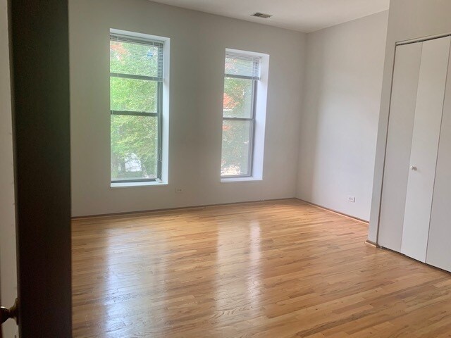 Building Photo - 3055 N Sheffield Ave