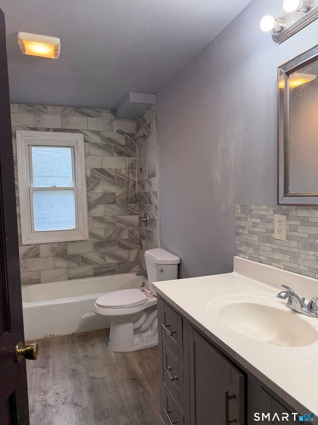 Building Photo - 16 St Lawrence St