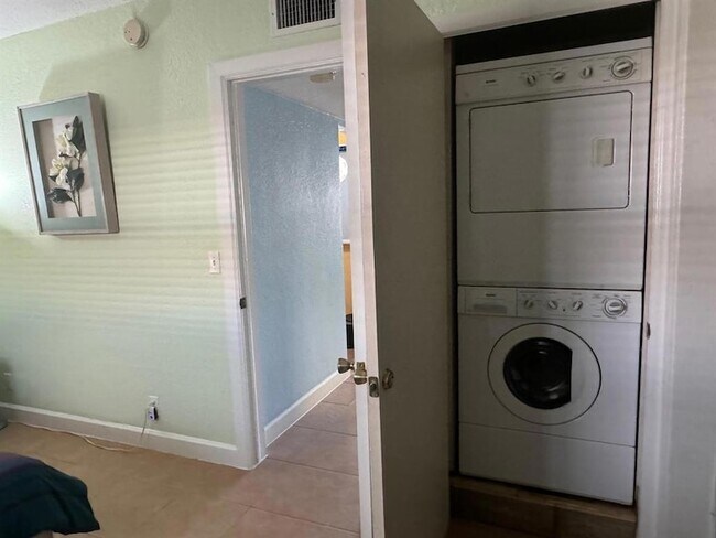 Building Photo - 2607 NE 8th Ave