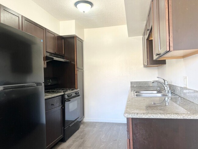 Building Photo - 1 Bed 1 Bath Pacific Beach Apartments