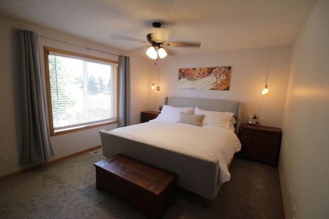 Building Photo - Spacious 5-bedroom, 3-bathroom modern home...