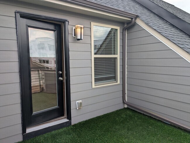 Building Photo - Georgeous townhome located in the Central ...