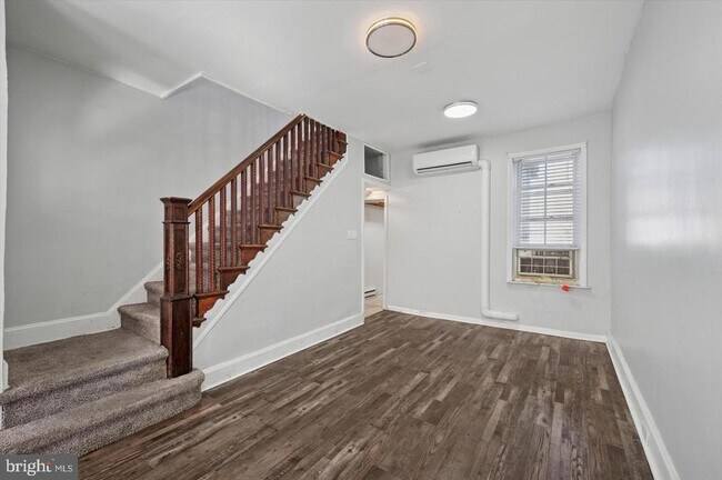 Building Photo - 1039 W Russell St