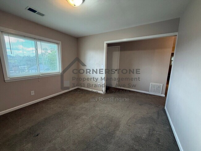 Building Photo - 711 Riverland Rd SE