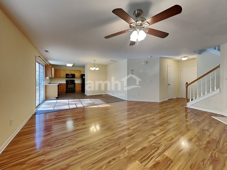 Building Photo - 204 Cloverdale Dr