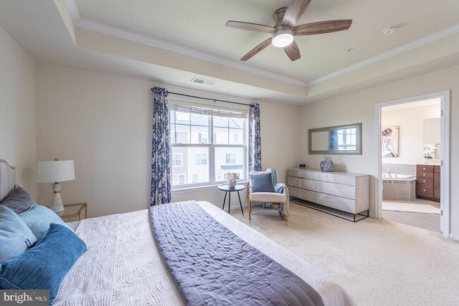 Building Photo - 43376 Town Gate Square