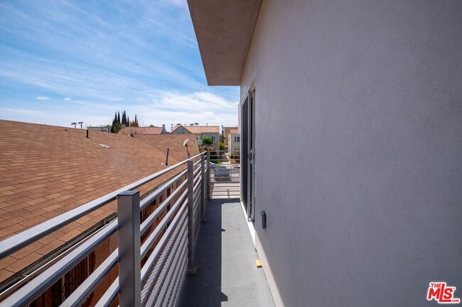 Building Photo - 758 1/2 N Ridgewood Pl