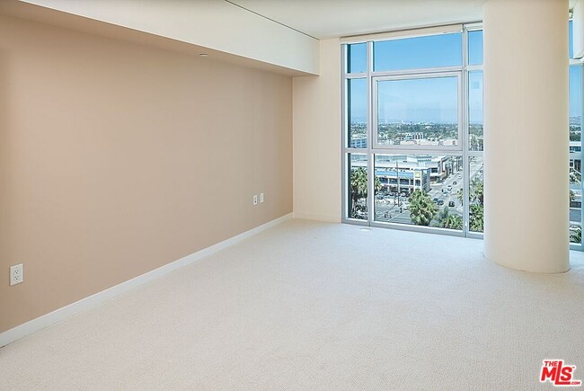 Building Photo - 13650 Marina Pointe Dr