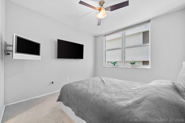 Building Photo - 347 N New River Dr E