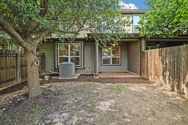 Building Photo - 13400 Briarwick Dr