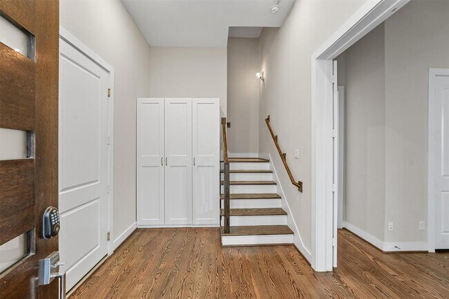 Building Photo - 5815 E Post Oak Ln