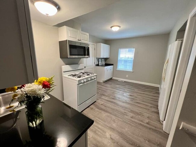 Building Photo - 2754 McCausland Ave