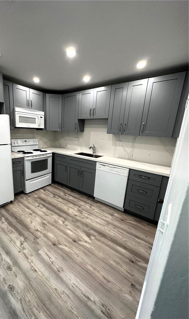 Building Photo - 12840 SW 43rd Dr