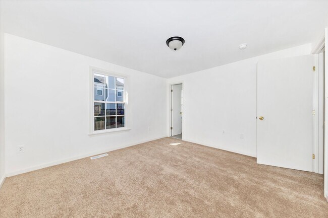 Building Photo - Churchill Town Rental