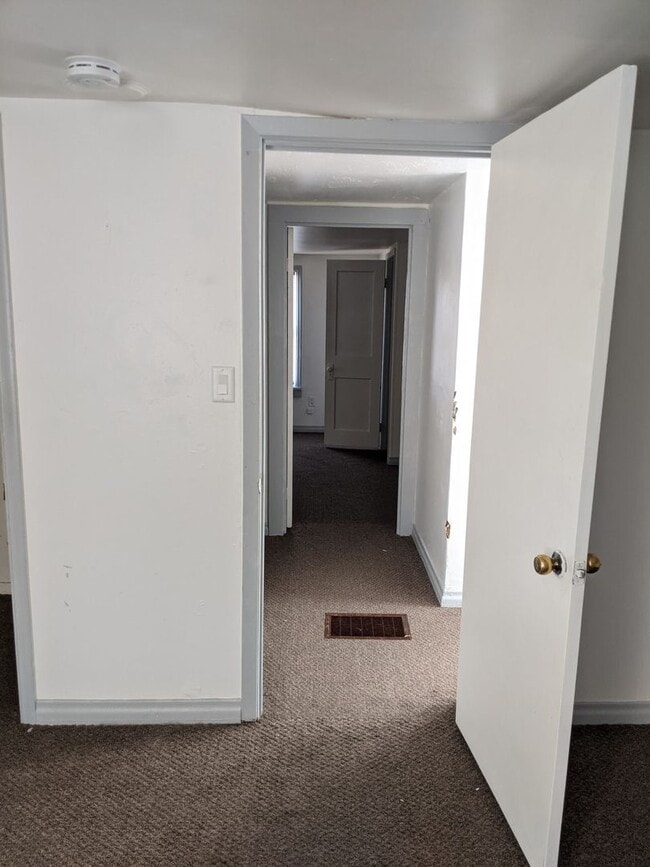 Building Photo - $1200 - 2 Bedroom 1 Bath Home - Heart of the City