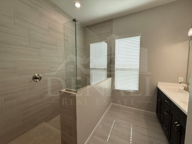 Building Photo - 6010 E Quail Ave