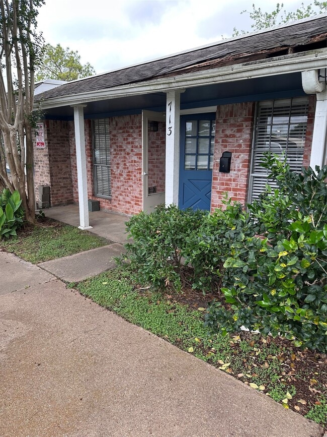 Building Photo - 713 S 2nd St