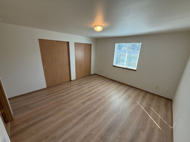 Building Photo - 3 bedroom 2.5 bathroom duplex with large fenced backyard available!!