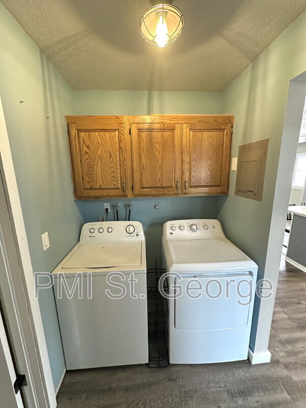 Building Photo - 460 S Main St