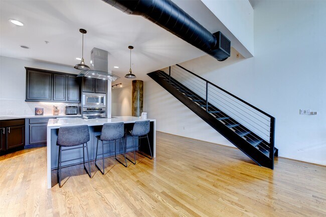 Building Photo - 1005 S Shepherd Dr