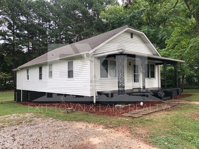 Building Photo - Fully Furnished 3 Bedroom/2 Bathroom Home ...