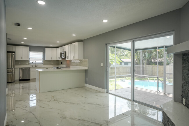 Building Photo - 718 Mendoza Dr