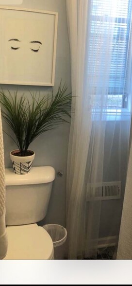 Building Photo - 1255 N Damen Ave