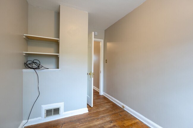 Building Photo - Lovely 3 BR/2 BA Semi-Detached Home in Nor...