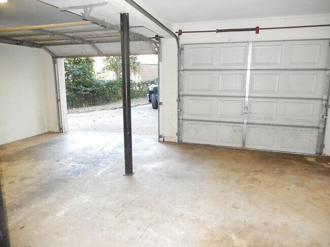 Building Photo - 1802 Salmon Dr