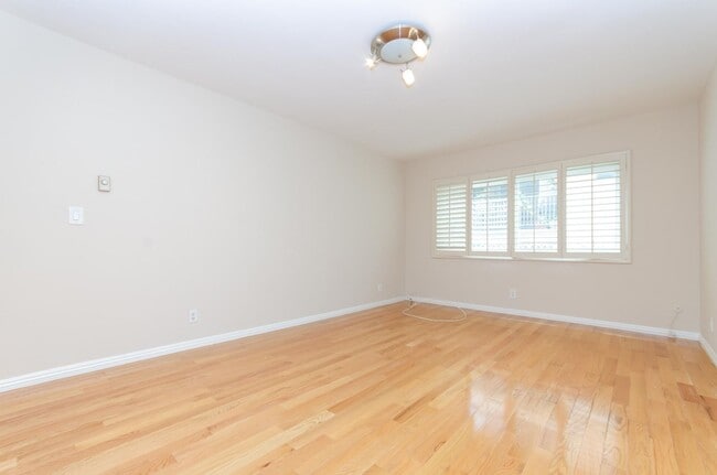 Building Photo - Stunning renovated apartment in the Heart ...