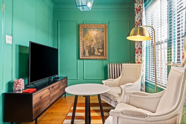 Primary Photo - 927 W Oakdale Ave