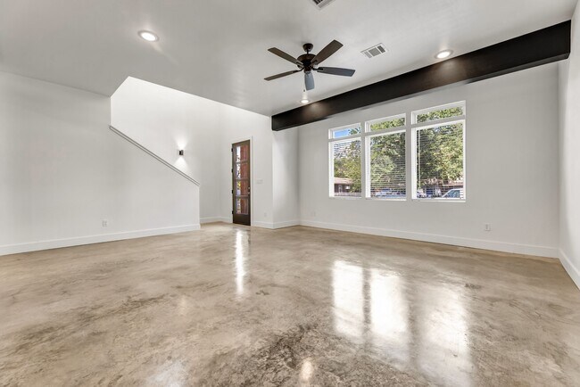 Building Photo - 205 Lynn Dr