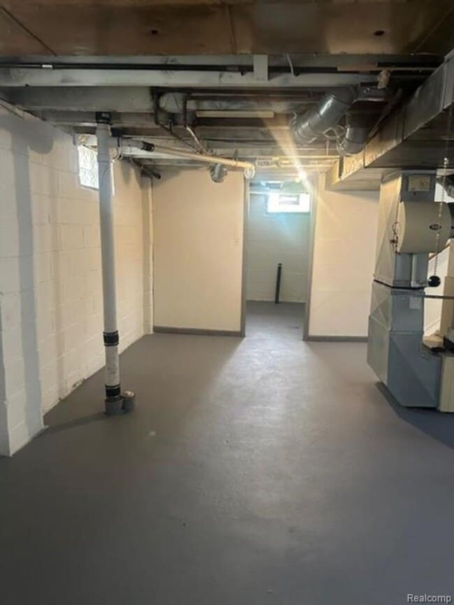Building Photo - Clean 3 Bed / 1 Bath Home
