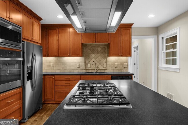 Building Photo - 1911 Fairway Cir NE