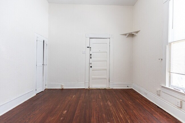 Building Photo - 426 W Woodlawn Ave