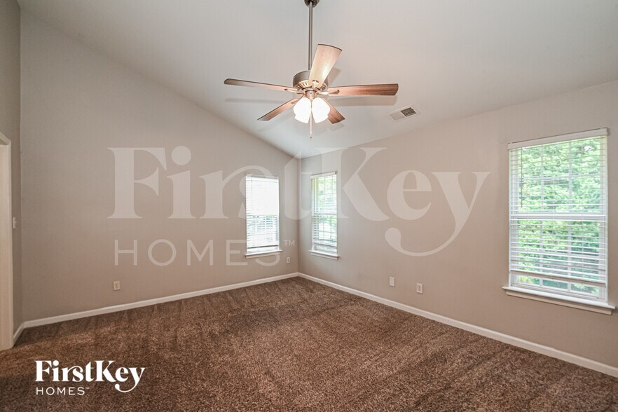 Building Photo - 6015 Forest Pond Dr