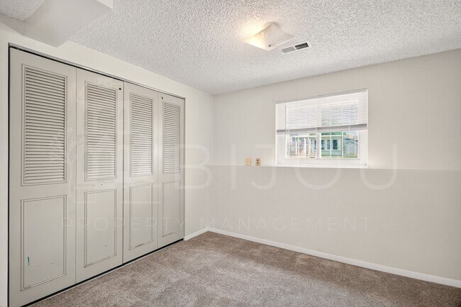 Building Photo - NEW Carpet and Paint!!!