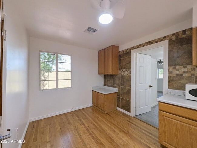 Building Photo - 2443 E Earll Dr