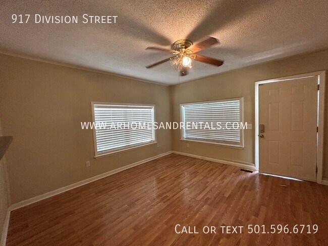 Building Photo - 917 Division Street | $850 | 2 beds, 1 ful...