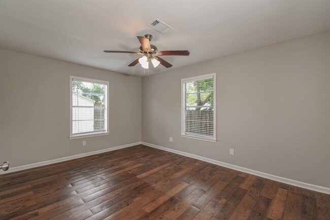 Building Photo - 208 17th Ave N