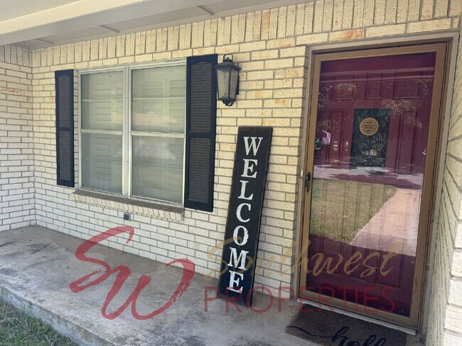 Building Photo - Lovely, spacious home that welcomes you in!