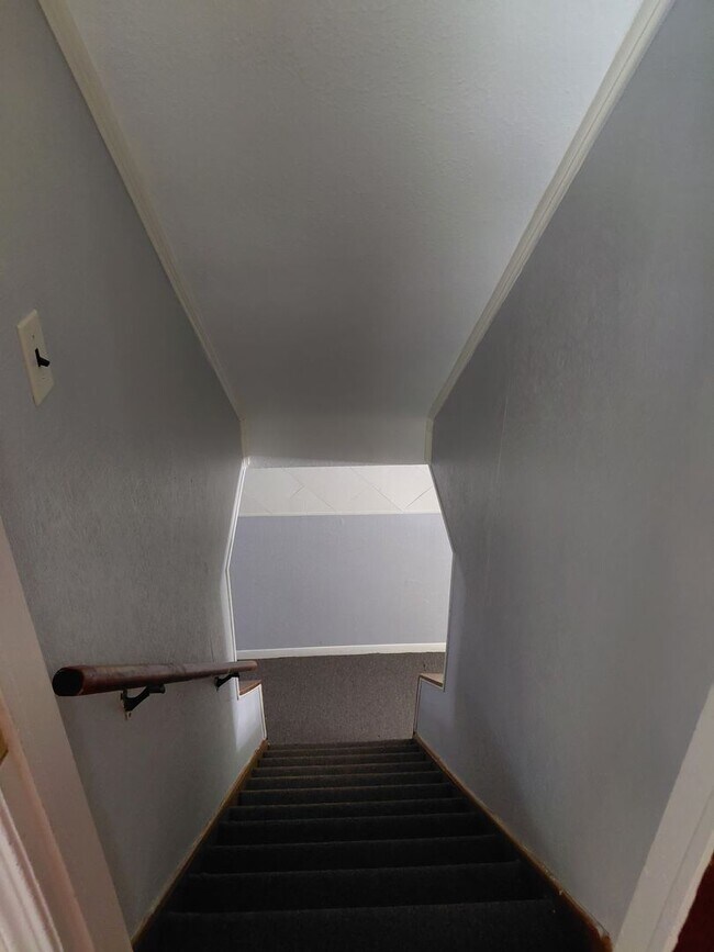 Building Photo - 4 bedroom, 2 full bath bungalow near Cedar and Warrensville