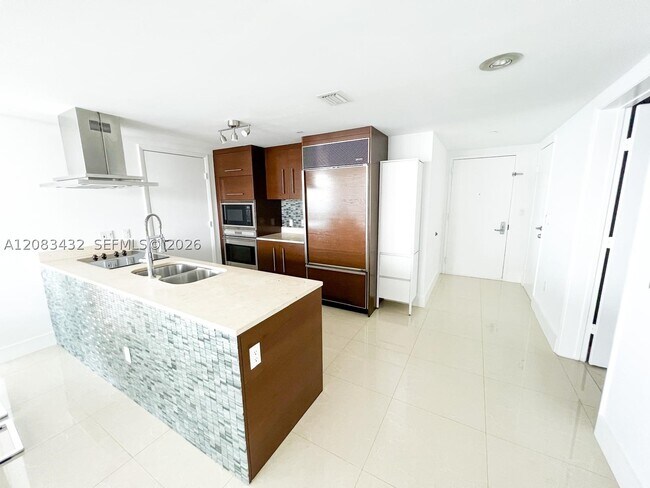 Building Photo - 495 Brickell Ave