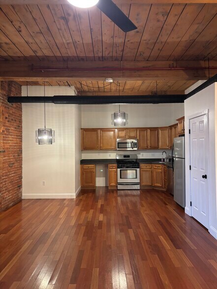 Building Photo - 471 Silver St