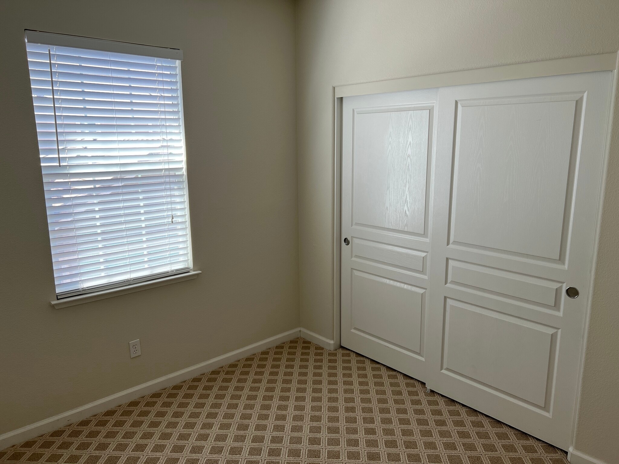 Building Photo - 207 W La Flor Ln