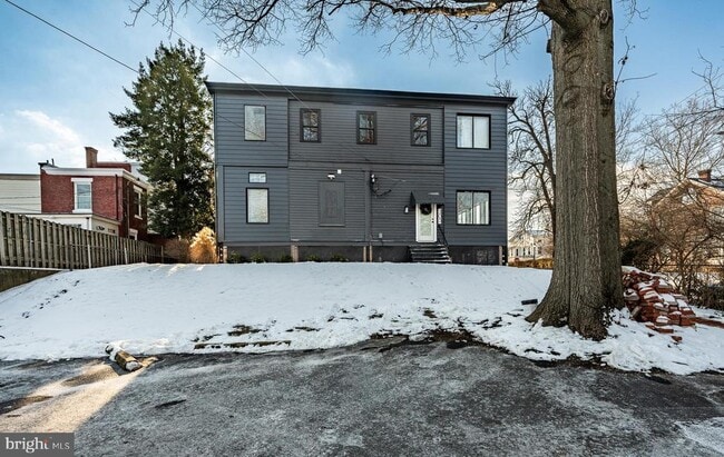 Building Photo - 305 S Walnut St